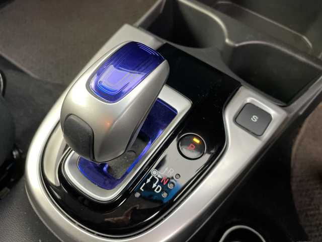 ホンダ フィット ハイブリット Fパッケージ 富山県 2017(平29)年 7.9万km タフホワイトⅡ 社外ナビ（CN-B200D）/（AM/FM/CD/AUX)/バックカメラ/前後ドライブレコーダー/横滑り防止装置/前後コーナーセンサー/ウィンカーミラー/ドアバイザー/プッシュスタート/スマートキー/スペアキーあり/社外フロアマット/アイドリングストップ/ETC/ABS/取扱説明書/保証書