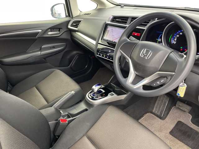 ホンダ フィット ハイブリット Fパッケージ 富山県 2017(平29)年 7.9万km タフホワイトⅡ 社外ナビ（CN-B200D）/（AM/FM/CD/AUX)/バックカメラ/前後ドライブレコーダー/横滑り防止装置/前後コーナーセンサー/ウィンカーミラー/ドアバイザー/プッシュスタート/スマートキー/スペアキーあり/社外フロアマット/アイドリングストップ/ETC/ABS/取扱説明書/保証書