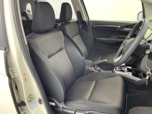 ホンダ フィット ハイブリット Fパッケージ 富山県 2017(平29)年 7.9万km タフホワイトⅡ 社外ナビ（CN-B200D）/（AM/FM/CD/AUX)/バックカメラ/前後ドライブレコーダー/横滑り防止装置/前後コーナーセンサー/ウィンカーミラー/ドアバイザー/プッシュスタート/スマートキー/スペアキーあり/社外フロアマット/アイドリングストップ/ETC/ABS/取扱説明書/保証書