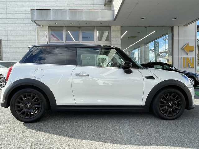 ＭＩＮＩ ミニ クーパー D 宮崎県 2023(令5)年 0.8万km 白Ⅱ 純正ディスプレイオーディオ(AM/FM/BT/USB)/レーダークルーズコントロール/ハーフレザー/プッシュスタート/ワイヤレス充電/USB端子/アイドリングストップ/横滑り防止システム/クリアランスソナー/前席シートヒーター/ETC/フォグ/スペアキーｘ１