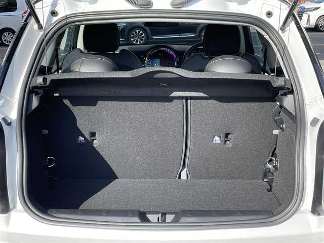 ＭＩＮＩ ミニ クーパー D 宮崎県 2023(令5)年 0.8万km 白Ⅱ 純正ディスプレイオーディオ(AM/FM/BT/USB)/レーダークルーズコントロール/ハーフレザー/プッシュスタート/ワイヤレス充電/USB端子/アイドリングストップ/横滑り防止システム/クリアランスソナー/前席シートヒーター/ETC/フォグ/スペアキーｘ１