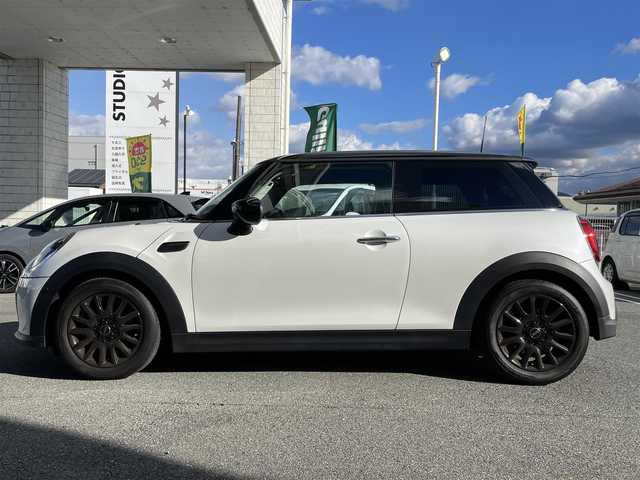 ＭＩＮＩ ミニ クーパー D 宮崎県 2023(令5)年 0.8万km 白Ⅱ 純正ディスプレイオーディオ(AM/FM/BT/USB)/レーダークルーズコントロール/ハーフレザー/プッシュスタート/ワイヤレス充電/USB端子/アイドリングストップ/横滑り防止システム/クリアランスソナー/前席シートヒーター/ETC/フォグ/スペアキーｘ１