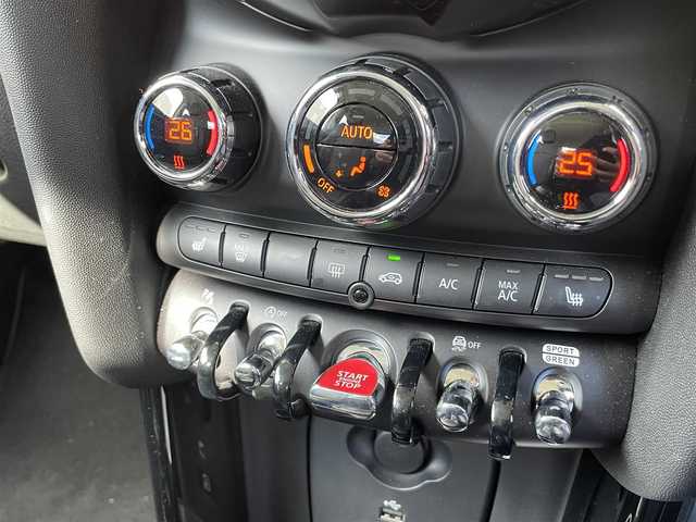 ＭＩＮＩ ミニ クーパー D 宮崎県 2023(令5)年 0.8万km 白Ⅱ 純正ディスプレイオーディオ(AM/FM/BT/USB)/レーダークルーズコントロール/ハーフレザー/プッシュスタート/ワイヤレス充電/USB端子/アイドリングストップ/横滑り防止システム/クリアランスソナー/前席シートヒーター/ETC/フォグ/スペアキーｘ１