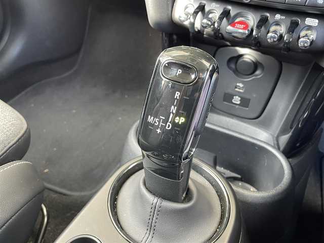 ＭＩＮＩ ミニ クーパー D 宮崎県 2023(令5)年 0.8万km 白Ⅱ 純正ディスプレイオーディオ(AM/FM/BT/USB)/レーダークルーズコントロール/ハーフレザー/プッシュスタート/ワイヤレス充電/USB端子/アイドリングストップ/横滑り防止システム/クリアランスソナー/前席シートヒーター/ETC/フォグ/スペアキーｘ１