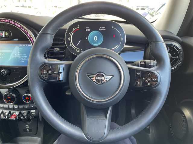 ＭＩＮＩ ミニ クーパー D 宮崎県 2023(令5)年 0.8万km 白Ⅱ 純正ディスプレイオーディオ(AM/FM/BT/USB)/レーダークルーズコントロール/ハーフレザー/プッシュスタート/ワイヤレス充電/USB端子/アイドリングストップ/横滑り防止システム/クリアランスソナー/前席シートヒーター/ETC/フォグ/スペアキーｘ１