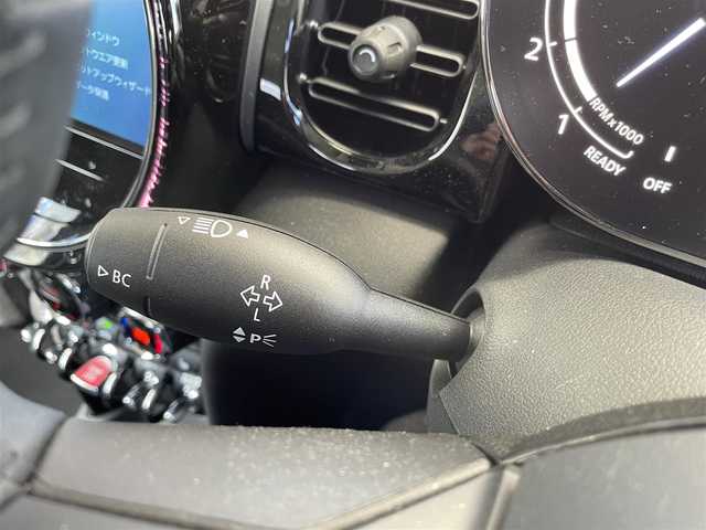 ＭＩＮＩ ミニ クーパー D 宮崎県 2023(令5)年 0.8万km 白Ⅱ 純正ディスプレイオーディオ(AM/FM/BT/USB)/レーダークルーズコントロール/ハーフレザー/プッシュスタート/ワイヤレス充電/USB端子/アイドリングストップ/横滑り防止システム/クリアランスソナー/前席シートヒーター/ETC/フォグ/スペアキーｘ１