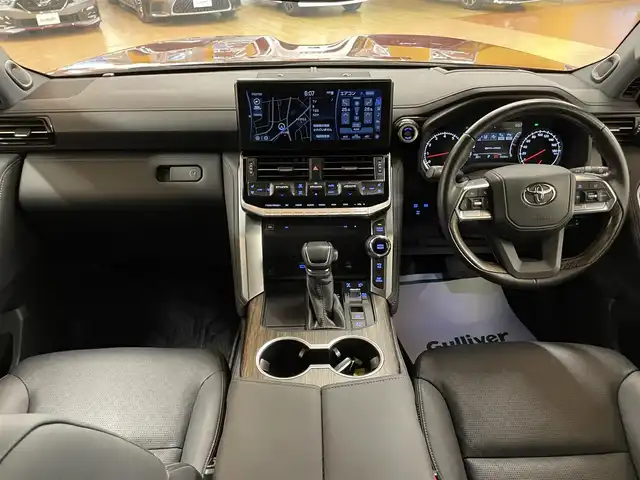 トヨタ ランドクルーザー ZX 群馬県 2023(令5)年 2.6万km ダークレッドマイカメタリック サンルーフ/リアエンターテイメント/トヨタセーフティセンス/・プリクラッシュセーフティ/・レーントレーシングアシスト/・ロードサインアシスト/・オートマチックハイビーム/・レーダークルーズコントロール/・クリアランスソナー/・リヤクロストラフィックアラート/・リヤカメラディテクション/・パーキングサポートブレーキ/・ブラインドスポットモニター/・ヘッドアップディスプレイ/純正12.3インチディスプレイオーディオ/・ナビ機能/・フルセグTV/・Bluetooth/・AppleCarPlay/AndroidAuto/・CD/DVD/USB/SD/パワーバックドドア/ミラー一体型ドライブレコーダー/ビルトインETC2.0/4WD/レザーシート/シートヒーター（1列目/2列目）/エアシート（1列目/2列目）/パワーシート（前席/D席のみメモリ付）/ステアリングヒーター/革巻きステアリング/ステアリングスイッチ/スマートキー×2/プッシュスタート/三眼LEDヘッドライト/フォグランプ（F.R）/オートライト/純正20インチAW/純正フロアマット/純正ドアバイザー/電動格納ウィンカーミラー/USBポート/横滑り防止機能