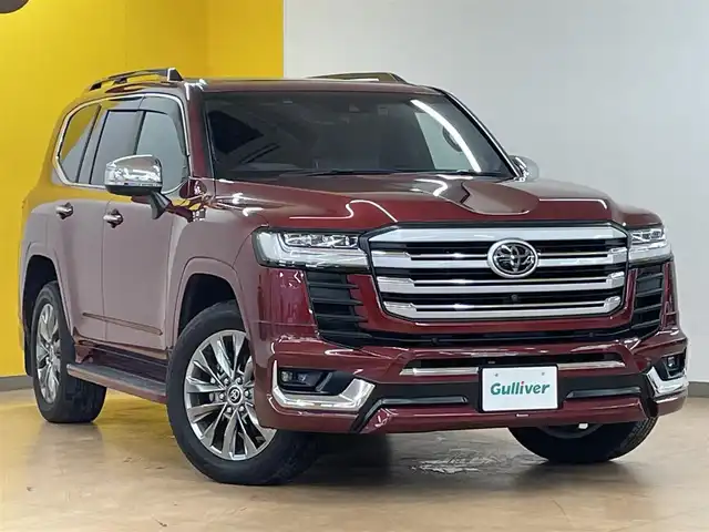 トヨタ ランドクルーザー ZX 群馬県 2023(令5)年 2.6万km ダークレッドマイカメタリック サンルーフ/リアエンターテイメント/トヨタセーフティセンス/・プリクラッシュセーフティ/・レーントレーシングアシスト/・ロードサインアシスト/・オートマチックハイビーム/・レーダークルーズコントロール/・クリアランスソナー/・リヤクロストラフィックアラート/・リヤカメラディテクション/・パーキングサポートブレーキ/・ブラインドスポットモニター/・ヘッドアップディスプレイ/純正12.3インチディスプレイオーディオ/・ナビ機能/・フルセグTV/・Bluetooth/・AppleCarPlay/AndroidAuto/・CD/DVD/USB/SD/パワーバックドドア/ミラー一体型ドライブレコーダー/ビルトインETC2.0/4WD/レザーシート/シートヒーター（1列目/2列目）/エアシート（1列目/2列目）/パワーシート（前席/D席のみメモリ付）/ステアリングヒーター/革巻きステアリング/ステアリングスイッチ/スマートキー×2/プッシュスタート/三眼LEDヘッドライト/フォグランプ（F.R）/オートライト/純正20インチAW/純正フロアマット/純正ドアバイザー/電動格納ウィンカーミラー/USBポート/横滑り防止機能