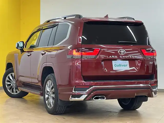 トヨタ ランドクルーザー ZX 群馬県 2023(令5)年 2.6万km ダークレッドマイカメタリック サンルーフ/リアエンターテイメント/トヨタセーフティセンス/・プリクラッシュセーフティ/・レーントレーシングアシスト/・ロードサインアシスト/・オートマチックハイビーム/・レーダークルーズコントロール/・クリアランスソナー/・リヤクロストラフィックアラート/・リヤカメラディテクション/・パーキングサポートブレーキ/・ブラインドスポットモニター/・ヘッドアップディスプレイ/純正12.3インチディスプレイオーディオ/・ナビ機能/・フルセグTV/・Bluetooth/・AppleCarPlay/AndroidAuto/・CD/DVD/USB/SD/パワーバックドドア/ミラー一体型ドライブレコーダー/ビルトインETC2.0/4WD/レザーシート/シートヒーター（1列目/2列目）/エアシート（1列目/2列目）/パワーシート（前席/D席のみメモリ付）/ステアリングヒーター/革巻きステアリング/ステアリングスイッチ/スマートキー×2/プッシュスタート/三眼LEDヘッドライト/フォグランプ（F.R）/オートライト/純正20インチAW/純正フロアマット/純正ドアバイザー/電動格納ウィンカーミラー/USBポート/横滑り防止機能