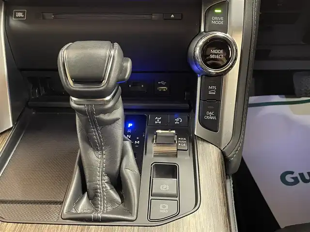 トヨタ ランドクルーザー ZX 群馬県 2023(令5)年 2.6万km ダークレッドマイカメタリック サンルーフ/リアエンターテイメント/トヨタセーフティセンス/・プリクラッシュセーフティ/・レーントレーシングアシスト/・ロードサインアシスト/・オートマチックハイビーム/・レーダークルーズコントロール/・クリアランスソナー/・リヤクロストラフィックアラート/・リヤカメラディテクション/・パーキングサポートブレーキ/・ブラインドスポットモニター/・ヘッドアップディスプレイ/純正12.3インチディスプレイオーディオ/・ナビ機能/・フルセグTV/・Bluetooth/・AppleCarPlay/AndroidAuto/・CD/DVD/USB/SD/パワーバックドドア/ミラー一体型ドライブレコーダー/ビルトインETC2.0/4WD/レザーシート/シートヒーター（1列目/2列目）/エアシート（1列目/2列目）/パワーシート（前席/D席のみメモリ付）/ステアリングヒーター/革巻きステアリング/ステアリングスイッチ/スマートキー×2/プッシュスタート/三眼LEDヘッドライト/フォグランプ（F.R）/オートライト/純正20インチAW/純正フロアマット/純正ドアバイザー/電動格納ウィンカーミラー/USBポート/横滑り防止機能