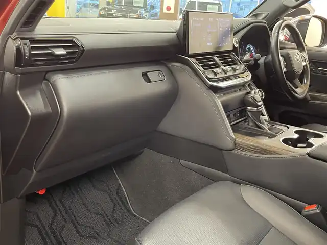 トヨタ ランドクルーザー ZX 群馬県 2023(令5)年 2.6万km ダークレッドマイカメタリック サンルーフ/リアエンターテイメント/トヨタセーフティセンス/・プリクラッシュセーフティ/・レーントレーシングアシスト/・ロードサインアシスト/・オートマチックハイビーム/・レーダークルーズコントロール/・クリアランスソナー/・リヤクロストラフィックアラート/・リヤカメラディテクション/・パーキングサポートブレーキ/・ブラインドスポットモニター/・ヘッドアップディスプレイ/純正12.3インチディスプレイオーディオ/・ナビ機能/・フルセグTV/・Bluetooth/・AppleCarPlay/AndroidAuto/・CD/DVD/USB/SD/パワーバックドドア/ミラー一体型ドライブレコーダー/ビルトインETC2.0/4WD/レザーシート/シートヒーター（1列目/2列目）/エアシート（1列目/2列目）/パワーシート（前席/D席のみメモリ付）/ステアリングヒーター/革巻きステアリング/ステアリングスイッチ/スマートキー×2/プッシュスタート/三眼LEDヘッドライト/フォグランプ（F.R）/オートライト/純正20インチAW/純正フロアマット/純正ドアバイザー/電動格納ウィンカーミラー/USBポート/横滑り防止機能