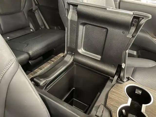 トヨタ ランドクルーザー ZX 群馬県 2023(令5)年 2.6万km ダークレッドマイカメタリック サンルーフ/リアエンターテイメント/トヨタセーフティセンス/・プリクラッシュセーフティ/・レーントレーシングアシスト/・ロードサインアシスト/・オートマチックハイビーム/・レーダークルーズコントロール/・クリアランスソナー/・リヤクロストラフィックアラート/・リヤカメラディテクション/・パーキングサポートブレーキ/・ブラインドスポットモニター/・ヘッドアップディスプレイ/純正12.3インチディスプレイオーディオ/・ナビ機能/・フルセグTV/・Bluetooth/・AppleCarPlay/AndroidAuto/・CD/DVD/USB/SD/パワーバックドドア/ミラー一体型ドライブレコーダー/ビルトインETC2.0/4WD/レザーシート/シートヒーター（1列目/2列目）/エアシート（1列目/2列目）/パワーシート（前席/D席のみメモリ付）/ステアリングヒーター/革巻きステアリング/ステアリングスイッチ/スマートキー×2/プッシュスタート/三眼LEDヘッドライト/フォグランプ（F.R）/オートライト/純正20インチAW/純正フロアマット/純正ドアバイザー/電動格納ウィンカーミラー/USBポート/横滑り防止機能