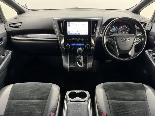 トヨタ ヴェルファイア Z ゴールデンアイズ 三重県 2020(令2)年 5.8万km ホワイトパールクリスタルシャイン ガソリン/FF/MTモード付インパネCVT/純正 9インチナビ/（AM/FM/CD*/DVD*/USB/Bluetooth/TV/Miracast/CarPlay/AndroidAuto）*OP/純正 12.1インチ 後席モニター V12T-R68C/バックガイドモニター/両側パワースライドドア/ドライブレコーダー 前後/ビルトイン ETC/Toyota Safety Sense/・プリクラッシュセーフティ［PCS］/・レーントレーシングアシスト［LTA］/・レーダークルコン（全車速追従機能付）/・インテリジェントクリアランスソナー（パーキングサポートブレーキ（静止物））/・アダプティブハイビームシステム［AHS］/・ロードサインアシスト［RSA］/・先行車発進告知機能［TMN］/装備/・【特別装備】3眼LEDヘッドランプ（ゴールデンアイズ特別加飾）/・ハーフレザーシート/・パワーバックドア/・オットマンシート（2nd）/・左右独立オートエアコン/・後席独立オートエアコン/・オートライト/・LEDフロントフォグランプ/・電子パーキングブレーキ/・プッシュスタート/・純正18inAW/・取/マルチ取/ナビ取