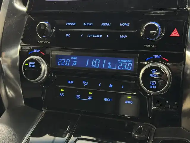 トヨタ ヴェルファイア Z ゴールデンアイズ 三重県 2020(令2)年 5.8万km ホワイトパールクリスタルシャイン ガソリン/FF/MTモード付インパネCVT/純正 9インチナビ/（AM/FM/CD*/DVD*/USB/Bluetooth/TV/Miracast/CarPlay/AndroidAuto）*OP/純正 12.1インチ 後席モニター V12T-R68C/バックガイドモニター/両側パワースライドドア/ドライブレコーダー 前後/ビルトイン ETC/Toyota Safety Sense/・プリクラッシュセーフティ［PCS］/・レーントレーシングアシスト［LTA］/・レーダークルコン（全車速追従機能付）/・インテリジェントクリアランスソナー（パーキングサポートブレーキ（静止物））/・アダプティブハイビームシステム［AHS］/・ロードサインアシスト［RSA］/・先行車発進告知機能［TMN］/装備/・【特別装備】3眼LEDヘッドランプ（ゴールデンアイズ特別加飾）/・ハーフレザーシート/・パワーバックドア/・オットマンシート（2nd）/・左右独立オートエアコン/・後席独立オートエアコン/・オートライト/・LEDフロントフォグランプ/・電子パーキングブレーキ/・プッシュスタート/・純正18inAW/・取/マルチ取/ナビ取