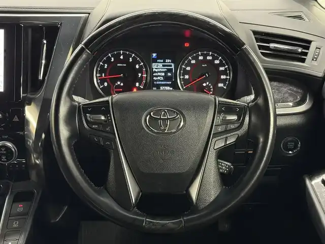 トヨタ ヴェルファイア Z ゴールデンアイズ 三重県 2020(令2)年 5.8万km ホワイトパールクリスタルシャイン ガソリン/FF/MTモード付インパネCVT/純正 9インチナビ/（AM/FM/CD*/DVD*/USB/Bluetooth/TV/Miracast/CarPlay/AndroidAuto）*OP/純正 12.1インチ 後席モニター V12T-R68C/バックガイドモニター/両側パワースライドドア/ドライブレコーダー 前後/ビルトイン ETC/Toyota Safety Sense/・プリクラッシュセーフティ［PCS］/・レーントレーシングアシスト［LTA］/・レーダークルコン（全車速追従機能付）/・インテリジェントクリアランスソナー（パーキングサポートブレーキ（静止物））/・アダプティブハイビームシステム［AHS］/・ロードサインアシスト［RSA］/・先行車発進告知機能［TMN］/装備/・【特別装備】3眼LEDヘッドランプ（ゴールデンアイズ特別加飾）/・ハーフレザーシート/・パワーバックドア/・オットマンシート（2nd）/・左右独立オートエアコン/・後席独立オートエアコン/・オートライト/・LEDフロントフォグランプ/・電子パーキングブレーキ/・プッシュスタート/・純正18inAW/・取/マルチ取/ナビ取