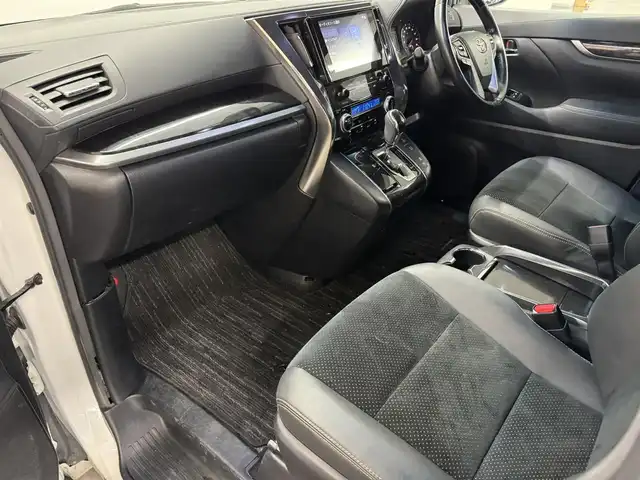 トヨタ ヴェルファイア Z ゴールデンアイズ 三重県 2020(令2)年 5.8万km ホワイトパールクリスタルシャイン ガソリン/FF/MTモード付インパネCVT/純正 9インチナビ/（AM/FM/CD*/DVD*/USB/Bluetooth/TV/Miracast/CarPlay/AndroidAuto）*OP/純正 12.1インチ 後席モニター V12T-R68C/バックガイドモニター/両側パワースライドドア/ドライブレコーダー 前後/ビルトイン ETC/Toyota Safety Sense/・プリクラッシュセーフティ［PCS］/・レーントレーシングアシスト［LTA］/・レーダークルコン（全車速追従機能付）/・インテリジェントクリアランスソナー（パーキングサポートブレーキ（静止物））/・アダプティブハイビームシステム［AHS］/・ロードサインアシスト［RSA］/・先行車発進告知機能［TMN］/装備/・【特別装備】3眼LEDヘッドランプ（ゴールデンアイズ特別加飾）/・ハーフレザーシート/・パワーバックドア/・オットマンシート（2nd）/・左右独立オートエアコン/・後席独立オートエアコン/・オートライト/・LEDフロントフォグランプ/・電子パーキングブレーキ/・プッシュスタート/・純正18inAW/・取/マルチ取/ナビ取