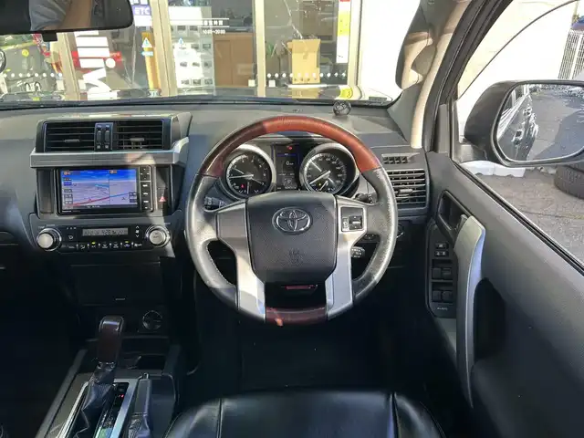 トヨタ ランドクルーザー プラド TX アルジェントクロス 岩手県 2015(平27)年 9.7万km アティチュードブラックマイカ リフトアップ/オーバーフェンダー/社外ＳＤナビ　/バックカメラ　/スタッドレスセット積込　/革調シートカバー/フルセグＴＶ　/プッシュスタート/スマートキー　/フロントワイパーデアイサー　/電格ミラー　/ビルトインＥＴＣ　/クルーズコントロール　/ウッドコンビステアリング　/横滑り防止装置　/取説　ナビ取説