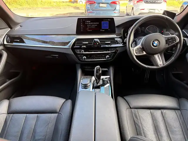 ＢＭＷ ５３０ｉ Mスポーツ 福岡県 2018(平30)年 2.6万km アルピンホワイトⅢ ハイラインパッケージ　/イノベーションパッケージ/アダプティブクルーズコントロール/黒革シート/ベンチレーション　/全席シートヒーター/純正ナビ/フルセグTV/全方位カメラ　/ワイヤレス充電　/ステアリングスイッチ/パドルシフト/純正19インチアルミホイール/ミラー一体型ＥＴＣ