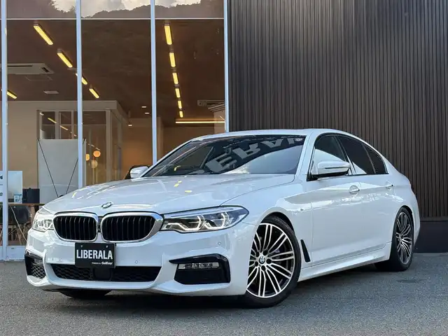 ＢＭＷ ５３０ｉ Mスポーツ 福岡県 2018(平30)年 2.6万km アルピンホワイトⅢ ハイラインパッケージ　/イノベーションパッケージ/アダプティブクルーズコントロール/黒革シート/ベンチレーション　/全席シートヒーター/純正ナビ/フルセグTV/全方位カメラ　/ワイヤレス充電　/ステアリングスイッチ/パドルシフト/純正19インチアルミホイール/ミラー一体型ＥＴＣ