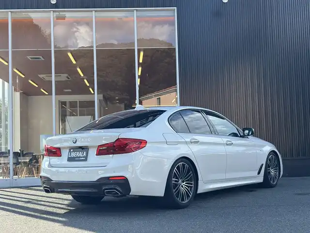 ＢＭＷ ５３０ｉ Mスポーツ 福岡県 2018(平30)年 2.6万km アルピンホワイトⅢ ハイラインパッケージ　/イノベーションパッケージ/アダプティブクルーズコントロール/黒革シート/ベンチレーション　/全席シートヒーター/純正ナビ/フルセグTV/全方位カメラ　/ワイヤレス充電　/ステアリングスイッチ/パドルシフト/純正19インチアルミホイール/ミラー一体型ＥＴＣ