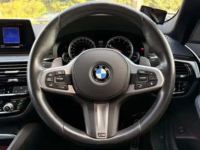 ＢＭＷ ５３０ｉ Mスポーツ 福岡県 2018(平30)年 2.6万km アルピンホワイトⅢ ハイラインパッケージ　/イノベーションパッケージ/アダプティブクルーズコントロール/黒革シート/ベンチレーション　/全席シートヒーター/純正ナビ/フルセグTV/全方位カメラ　/ワイヤレス充電　/ステアリングスイッチ/パドルシフト/純正19インチアルミホイール/ミラー一体型ＥＴＣ