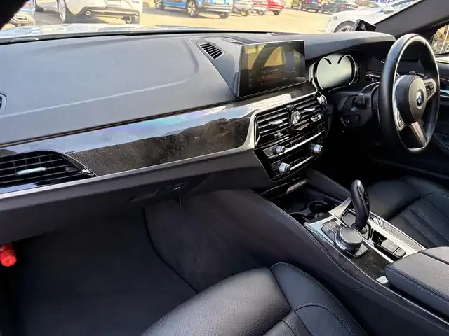 ＢＭＷ ５３０ｉ Mスポーツ 福岡県 2018(平30)年 2.6万km アルピンホワイトⅢ ハイラインパッケージ　/イノベーションパッケージ/アダプティブクルーズコントロール/黒革シート/ベンチレーション　/全席シートヒーター/純正ナビ/フルセグTV/全方位カメラ　/ワイヤレス充電　/ステアリングスイッチ/パドルシフト/純正19インチアルミホイール/ミラー一体型ＥＴＣ
