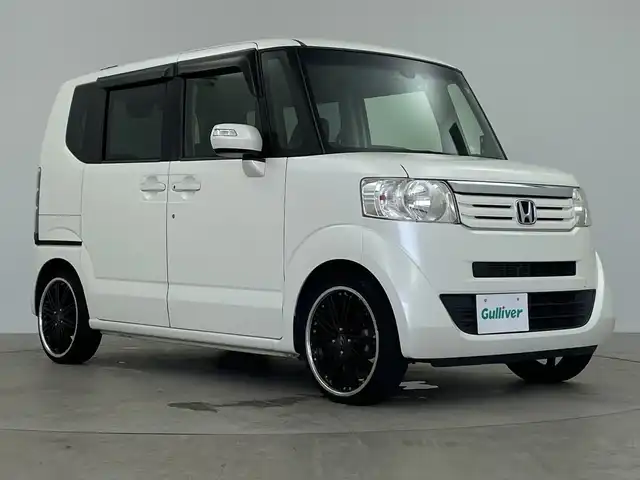 ホンダ Ｎ ＢＯＸ カスタム G SSパッケージ 鹿児島県 2014(平26)年 5.6万km プレミアムホワイトパール 8インチ社外メモリナビ/(BT/CD/DVD/SD/HDMI/フルセグTV)/CTBA/両側パワースライドドア/バックカメラ/衝突軽減ブレーキ/ETC/前後ドライブレコーダー/アイドリングストップ/チップアップシート/ベンチシート/社外17インチアルミホイール/社外フロアマット/保証書/取扱説明書