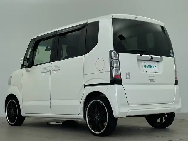 ホンダ Ｎ ＢＯＸ カスタム G SSパッケージ 鹿児島県 2014(平26)年 5.6万km プレミアムホワイトパール 8インチ社外メモリナビ/(BT/CD/DVD/SD/HDMI/フルセグTV)/CTBA/両側パワースライドドア/バックカメラ/衝突軽減ブレーキ/ETC/前後ドライブレコーダー/アイドリングストップ/チップアップシート/ベンチシート/社外17インチアルミホイール/社外フロアマット/保証書/取扱説明書