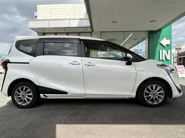 トヨタ シエンタ ハイブリッド G クエロ 埼玉県 2019(平31)年 4.5万km ホワイトパールクリスタルシャイン ハーフレザーシート/Toyota Safety Sense/　・PCS（プリクラッシュセーフティ）/　・LDA（レーンディパーチャーアラート）/　・オートマチックハイビーム/　・先行車発進告知機能/社外メモリナビ　（AVIC-RW802）/　DTV/CD/DVD/BT/USB/AUX/HDMI/SD/SDREC/両側パワースライドドア/パノラミックビューモニター/前席ヒートシーター/ステアリングヒーター/社外15インチアルミ/クルーズコントロール/ステアリングヒーター/ECOドライブモード/EVドライブモード/VSC（ビークルスタビリティコントロール）/社外ETC/エンジンスタートボタン/スマートキー/スペアキー/純正フロアマット/盗難防止装置
