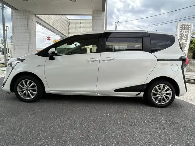 トヨタ シエンタ ハイブリッド G クエロ 埼玉県 2019(平31)年 4.5万km ホワイトパールクリスタルシャイン ハーフレザーシート/Toyota Safety Sense/　・PCS（プリクラッシュセーフティ）/　・LDA（レーンディパーチャーアラート）/　・オートマチックハイビーム/　・先行車発進告知機能/社外メモリナビ　（AVIC-RW802）/　DTV/CD/DVD/BT/USB/AUX/HDMI/SD/SDREC/両側パワースライドドア/パノラミックビューモニター/前席ヒートシーター/ステアリングヒーター/社外15インチアルミ/クルーズコントロール/ステアリングヒーター/ECOドライブモード/EVドライブモード/VSC（ビークルスタビリティコントロール）/社外ETC/エンジンスタートボタン/スマートキー/スペアキー/純正フロアマット/盗難防止装置