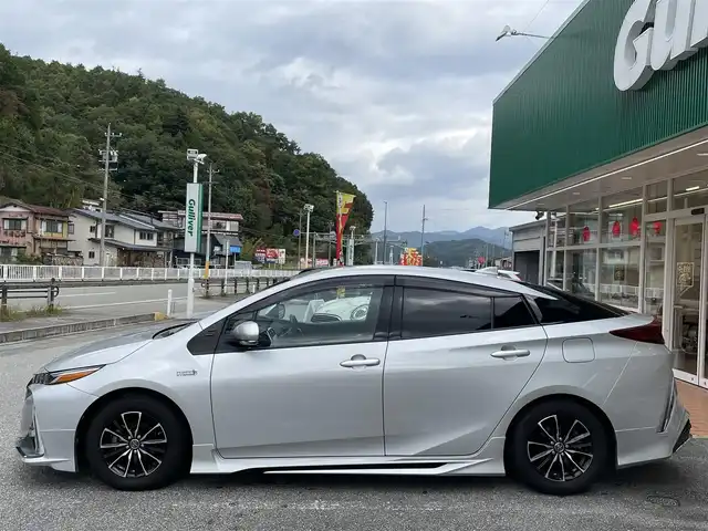 トヨタ プリウス ＰＨＶ S 岐阜県 2017(平29)年 6.5万km シルバーM 純正ディーラーOPナビ/【Bluetooth．CD.TV.AM/FM】/エアロパーツ(モデリスタ)/充電ケーブル/ステアリングヒーター/クルーズコントロール/衝突軽減ブレーキ/車線逸脱防止装置/バックカメラ/スマートキー/LEDヘッドライト・オート機能付/オートマチックハイビーム/積込スタッドレスタイヤ/ETC/ドライブレコーダー/純正フロアマット/ドアバイザー/保証書/取扱説明書/スペアキー