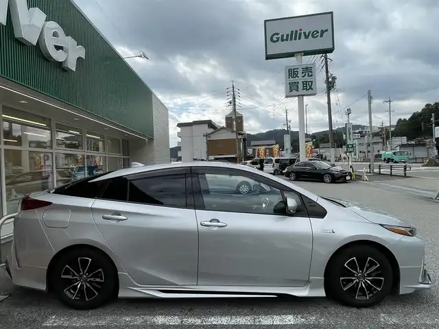 トヨタ プリウス ＰＨＶ S 岐阜県 2017(平29)年 6.5万km シルバーM 純正ディーラーOPナビ/【Bluetooth．CD.TV.AM/FM】/エアロパーツ(モデリスタ)/充電ケーブル/ステアリングヒーター/クルーズコントロール/衝突軽減ブレーキ/車線逸脱防止装置/バックカメラ/スマートキー/LEDヘッドライト・オート機能付/オートマチックハイビーム/積込スタッドレスタイヤ/ETC/ドライブレコーダー/純正フロアマット/ドアバイザー/保証書/取扱説明書/スペアキー