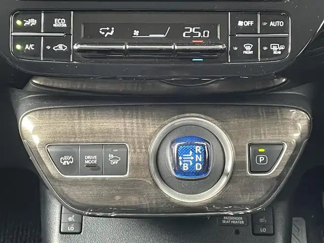 トヨタ プリウス ＰＨＶ S 岐阜県 2017(平29)年 6.5万km シルバーM 純正ディーラーOPナビ/【Bluetooth．CD.TV.AM/FM】/エアロパーツ(モデリスタ)/充電ケーブル/ステアリングヒーター/クルーズコントロール/衝突軽減ブレーキ/車線逸脱防止装置/バックカメラ/スマートキー/LEDヘッドライト・オート機能付/オートマチックハイビーム/積込スタッドレスタイヤ/ETC/ドライブレコーダー/純正フロアマット/ドアバイザー/保証書/取扱説明書/スペアキー