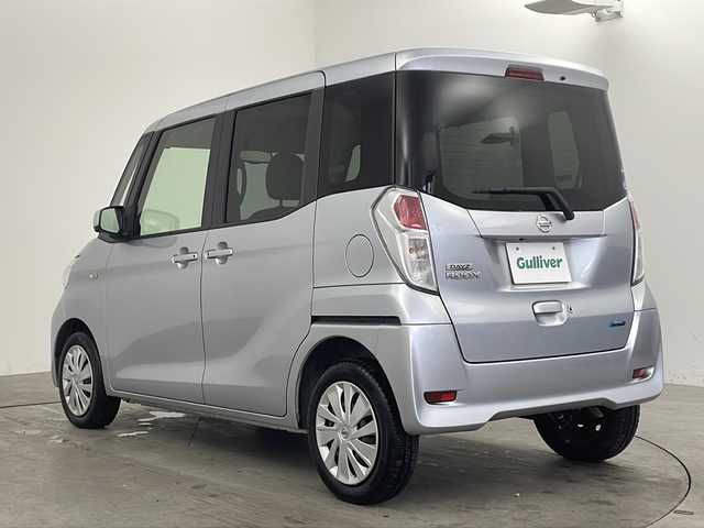 日産 デイズ ルークス X 兵庫県 2014(平26)年 4万km クールシルバー ・純正7型ナビ＆フルセグ＆BT＆DVD/・アラウンドビューモニター/・両側パワースライドドア/・スマートキー/・プッシュスタート/・アイドリングストップ/・純正フロアマット/・ハロゲンライト/・電動格納式リモコンカラードドアミラー（ドアロック連動自動格納機能付）/・ロールサンシェード〈後席〉