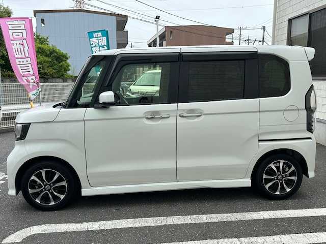 ホンダ Ｎ ＢＯＸ カスタム G L ホンダセンシング 埼玉県 2020(令2)年 0.6万km プラチナホワイトパール ワンオーナー/純正SDナビ/　DTV/Bluetooth/CD/DVD/USB/AUX/(VXM-204VFi)/Honda SENSING/　・アダプティブクルーズコントロール/　・近距離衝突軽減ブレーキ/　・急アクセル抑制機能/　・車線維持支援システム（LKAS）/　・オートハイビーム/両側パワースライドドア/純正ナビ連動前後ドライブレコーダー/（DRH-204VD）/純正ナビ連動ビルトインETC/横滑り防止装置/前席シートヒーター/リヤデフロスタースイッチ/プラズマクラスター搭載/ソナーセンサー/アイドリングストップ/LEDヘッドライト/純正フロアマット/スマートキー/スペアキー