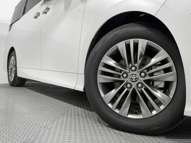 トヨタ アルファード Z 広島県 2024(令6)年 0.6万km プラチナホワイトパールマイカ 左右独立ムーンルーフ/純正14型ディスプレイオーディオ/純正フリップダウンモニター/パノラミックビューモニター/デジタルインナーミラー/カラーヘッドアップディスプレイ/ユニバーサルステップ/トヨタチームメイト/・アドバンストパーク/・アドバンストドライブ/両側パワースライドドア/パワーバックドア/ブラック合皮シート/シートヒーター/ベンチレーション/パワーシート/ステアリングヒーター/パワーオットマン/電動サンシェード/セーフティセンス/・プリクラッシュセーフティ/・レーントレーシングアシスト/・レーンディパーチャーアラート/・フロントクロストラフィックアラート/・レーンチェンジアシスト/・レーダークルーズコントロール/・アダプティブハイビーム/・プロアクティブドライビングアシスト/3眼LEDヘッドランプ/純正18インチAW/ETC2.0/ドライブレコーダー/USB/HDMI入力端子/アクセサリーコンセント（AC100V/100W）