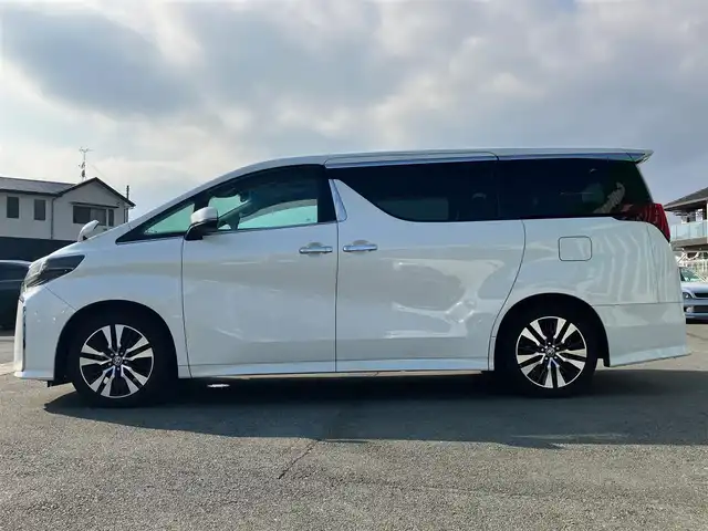 トヨタ アルファード S Cパッケージ 静岡県 2020(令2)年 5.8万km ホワイトパールクリスタルシャイン 純正10インチナビ（CD/DVD/BT/フルセグ）/純正12.1インチ後席モニター/バックカメラ/ツインサンルーフ/電動リアゲート/D席N席パワーシート/D席N席シートヒーター/D席N席エアシート/N席電動オットマン/２列目電動リクライニング/２列目電動オットマン/純正フロアマット車載/純正エントランスマット車載/シーケンシャルウインカー/三眼LEDヘッドライト/ステアリングヒーター/エンジンスタートボタン/パワーステアリング/パワーウィンドウ/100V充電/保証書/取扱説明書/記録簿/スマートキー/レーダークルーズコントロール/ETC/USB入力端子/三列シート/ウォークスルー/両側パワースライドドア/純正18インチアルミホイール/ABS/横滑り防止装置/コーナーセンサー前後/レーンキープアシスト/盗難防止装置/オートライト/オートマチックハイビーム/W+サイドエアバック/衝突軽減システム/カーテンエアバック