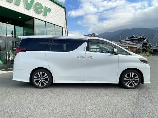 トヨタ アルファード S Cパッケージ 愛媛県 2020(令2)年 5.8万km ホワイトパールクリスタルシャイン 純正10型ナビ(フルセグTV/BT/CD/DVD)/純正12.1型フリップダウンモニター/ツインムーンルーフ/黒革温冷電動シート/運転席シートメモリー機能/後席エグゼクティブパワーシート/両側電動スライドドア/バックカメラ/トヨタセーフティセンス/レーダークルーズコントロール/衝突被害軽減装置/車線逸脱防止装置/クリアランスソナー/電動リアゲート/フロアマット車載/三眼LEDライト/シーケンシャルウインカー/100V/100Wコンセント/ステアリングリモコン/ヒーター/リバース連動サイドミラー/電動パーキングブレーキ/現状サマー(純正AW)(235/50/R18)/TOYOTIRES TRANPATH mp7/ETC/禁煙車