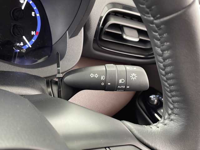 トヨタ ヤリスクロス ハイブリッド Z 愛知県 2021(令3)年 0.7万km ホワイトパールクリスタルシャイン /禁煙車//純正8インチディスプレイオーディオ//フルセグTV//ビルトインETC//バックカメラ//前方ドライブレコーダー(DC-DR652)//トヨタセーフティセンス//レーンキープ//レーダークルーズコントロール//標識認識//ブラインドスポットモニター//パーキングサポートブレーキ//LEDヘッドライト//オートライト//オートハイビーム//合皮+ツィード調ファブリックコンビシート//運転席パワーシート//前席シートヒーター//純正18インチアルミホイール//純正フロアマット//純正ドアバイザー//電子パーキングブレーキ//ブレーキホールド//革巻きステアリング//ステアリングスイッチ//プッシュスタート//電動格納ミラーウィンカー//イモビライザー//新車保証書・取扱説明書//スペアキー