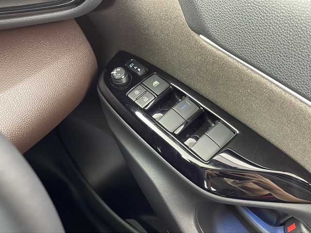 トヨタ ヤリスクロス ハイブリッド Z 愛知県 2021(令3)年 0.7万km ホワイトパールクリスタルシャイン /禁煙車//純正8インチディスプレイオーディオ//フルセグTV//ビルトインETC//バックカメラ//前方ドライブレコーダー(DC-DR652)//トヨタセーフティセンス//レーンキープ//レーダークルーズコントロール//標識認識//ブラインドスポットモニター//パーキングサポートブレーキ//LEDヘッドライト//オートライト//オートハイビーム//合皮+ツィード調ファブリックコンビシート//運転席パワーシート//前席シートヒーター//純正18インチアルミホイール//純正フロアマット//純正ドアバイザー//電子パーキングブレーキ//ブレーキホールド//革巻きステアリング//ステアリングスイッチ//プッシュスタート//電動格納ミラーウィンカー//イモビライザー//新車保証書・取扱説明書//スペアキー