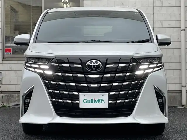 トヨタ アルファード Z 福岡県 2024(令6)年 0.3万km プラチナホワイトパールマイカ ワンオーナー/ツインムーンルーフ/純正13.2インチ有機ELフリップダウンモニター【V13T-R72F】/純正14インチコネクテッドナビ/(AM/FM/Bluetooth/Miracast/フルセグTV/ナビ有り)/パノラミックビューモニター/バックカメラ/トヨタセーフティセンス/・プリクラッシュセーフティ/・レーントディパーチャーアラート/・ロードサインアシスト/・レーダークルーズコントロール/アダプティブハイビーム/ブラインドスポットモニター/安心降車アシスト/周辺車両接近時サポート/クリアランスソナー/プロアクティブドライビングアシスト/リヤクロストラフィックアラート/リヤカメラディテクション/後方車両接近告知/パーキングサポートブレーキ/横滑り防止装置/両側パワースライドドア/パワーバックドア/純正18インチAW/黒色レザーシート/デジタルインナーミラー/ステアリングヒーター/パワーシート/シートヒーター/ベンチレーション/D席シートメモリー/電動サンシェード/ETC2.0/社外フロアマット/置くだけ充電/スペアタイヤ/USBタイプCポート×7/100V電源/スペアキー×1