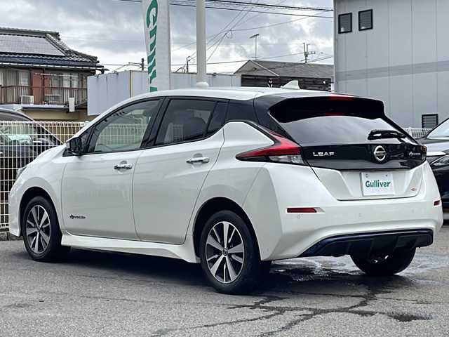 日産 リーフ e+ X 愛媛県 2021(令3)年 4.1万km ブリリアントホワイトパール プロパイロット/全方位カメラ/バックカメラ/衝突軽減システム/ＥＴＣ２，０/シートヒーター(Ｄ席Ｎ席)/ハンドルヒーター/オートライト/スマートキー/純正フロアマット/スペアキー