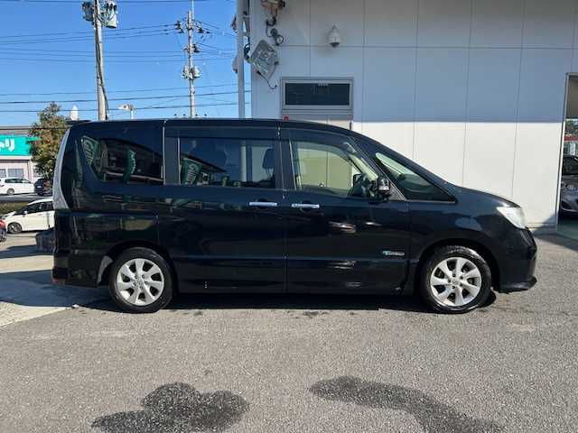 日産 セレナ ハイウェイS G Sハイブリッド 宮城県 2012(平24)年 6.9万km スーパーブラック 純正ナビゲーション　/　（ワンセグテレビ　Ｂｌｕｅｔｏｏｔｈ　CD/DVD　FM/AM）/８人乗り３列シート　/ワンオーナー　/保証書/取扱説明書/アラウンドビューモニター/バックカメラ/両側パワースライドドア/横滑り防止/アイドリングストップ/クルーズコントロール/純正フロアマット/電動格納ミラー/ビルトインETC/パノラミックルーフ/ドアバイザー/オートライト