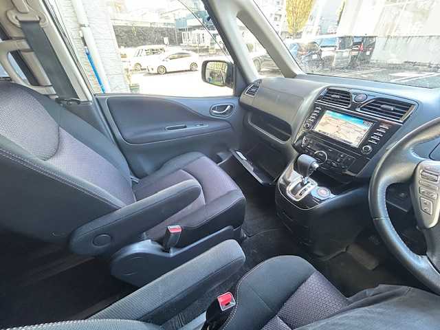 日産 セレナ ハイウェイS G Sハイブリッド 宮城県 2012(平24)年 6.9万km スーパーブラック 純正ナビゲーション　/　（ワンセグテレビ　Ｂｌｕｅｔｏｏｔｈ　CD/DVD　FM/AM）/８人乗り３列シート　/ワンオーナー　/保証書/取扱説明書/アラウンドビューモニター/バックカメラ/両側パワースライドドア/横滑り防止/アイドリングストップ/クルーズコントロール/純正フロアマット/電動格納ミラー/ビルトインETC/パノラミックルーフ/ドアバイザー/オートライト