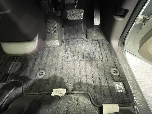 ホンダ Ｎ ＢＯＸ G L ホンダセンシング 鹿児島県 2020(令2)年 2.7万km プラチナホワイトパール 禁煙車/純正SDナビ【VXU-207NBi】/ (Bluetooth.TV.CD.DVD)/ワンセグTV/バックモニター/ホンダセンシング/・アダプティブクルーズコントロール/・レーンキープアシスト/・ロードサインアシスト/片側パワースライドドア/ビルトインETC/社外アルミホイール/電動格納ミラー