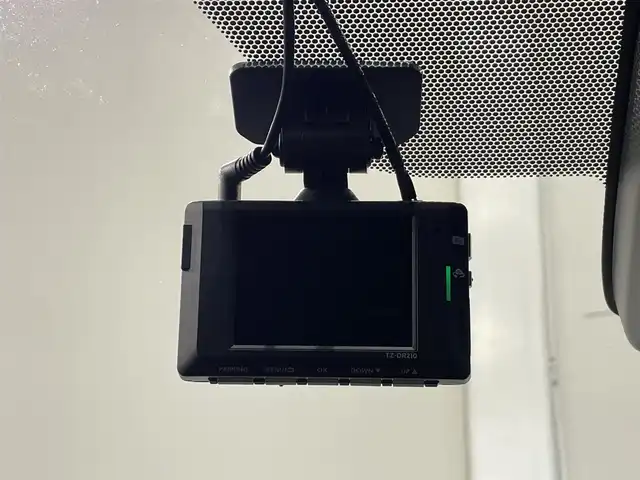 トヨタ シエンタ ハイブリッド G セーフティエディションⅡ 愛知県 2022(令4)年 1.6万km ホワイトパールクリスタルシャイン 純正9インチナビ/衝突軽減ブレーキ/両側電動スライドドア/ビルトインETC/シートヒーター/LEDヘッドライト/バックカメラ/クルーズコントロール/ドライブレコーダー/ステアリングヒーター/フルセグTV/Bluetooth/コーナーセンサー/レーンキープアシスト/オートハイビーム/プッシュスタート/スマートキー/CD/DVD再生/ミュージックサーバー/純正フロアマット/オートライト/禁煙車/後期モデル/ウィンカーミラー/電動格納ミラー/フォグランプ/ステアリングリモコン/横滑り防止装置/パーキングサポートブレーキ/先行車発進