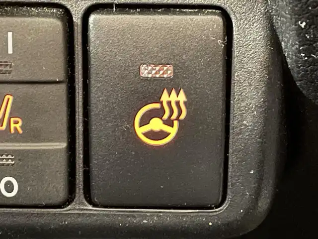 トヨタ シエンタ ハイブリッド G セーフティエディションⅡ 愛知県 2022(令4)年 1.6万km ホワイトパールクリスタルシャイン 純正9インチナビ/衝突軽減ブレーキ/両側電動スライドドア/ビルトインETC/シートヒーター/LEDヘッドライト/バックカメラ/クルーズコントロール/ドライブレコーダー/ステアリングヒーター/フルセグTV/Bluetooth/コーナーセンサー/レーンキープアシスト/オートハイビーム/プッシュスタート/スマートキー/CD/DVD再生/ミュージックサーバー/純正フロアマット/オートライト/禁煙車/後期モデル/ウィンカーミラー/電動格納ミラー/フォグランプ/ステアリングリモコン/横滑り防止装置/パーキングサポートブレーキ/先行車発進