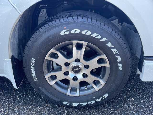 トヨタ ハイエース ファインテックツアラー 新潟県 2023(令5)年 0.4万km ホワイトパールクリスタルシャイン 禁煙車/寒冷地仕様/モデリスタフロントエアロ/TRD15インチアルミホイール/EAGLE＃１ホワイトレタータイヤ/Toyota Safety Sense /・プリクラッシュセーフティ/・レーンディパーチャーアラート/・オートマチックハイビーム/パノラミックビューモニター/クリアランスソナー/純正ナビ(CD.DVD.BT)/フルセグ/デジタルインナーミラー/片側パワースライドドア/ビルトインETC2.0/純正ドライブレコーダー/AC１００V/２・３列目オットマン/LEDヘッドライト/LEDフォグ/純正エンジンスターター/スマートキーｘ２/プッシュスタート