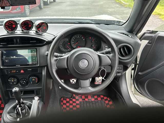 トヨタ ８６ G 福岡県 2019(令1)年 10.9万km クリスタルホワイトパール GTウィング/フルエアロ/Defiメーター/A’PEXi製ターボ/BLITZ製オイルフィルター/ROSSOMODELLO製マフラー/ITARU製ホイール/盗難防止装置/横滑り防止装置/純正ナビ/Bluetooth/フルセグTV/ipod/USB/ETC2.0/アルカンターラ/社外フロアマット/衝突被害軽減ブレーキ