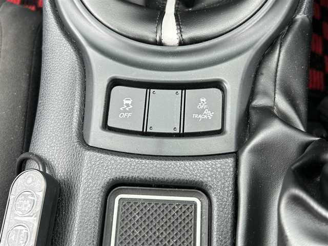トヨタ ８６ G 福岡県 2019(令1)年 10.9万km クリスタルホワイトパール GTウィング/フルエアロ/Defiメーター/A’PEXi製ターボ/BLITZ製オイルフィルター/ROSSOMODELLO製マフラー/ITARU製ホイール/盗難防止装置/横滑り防止装置/純正ナビ/Bluetooth/フルセグTV/ipod/USB/ETC2.0/アルカンターラ/社外フロアマット/衝突被害軽減ブレーキ